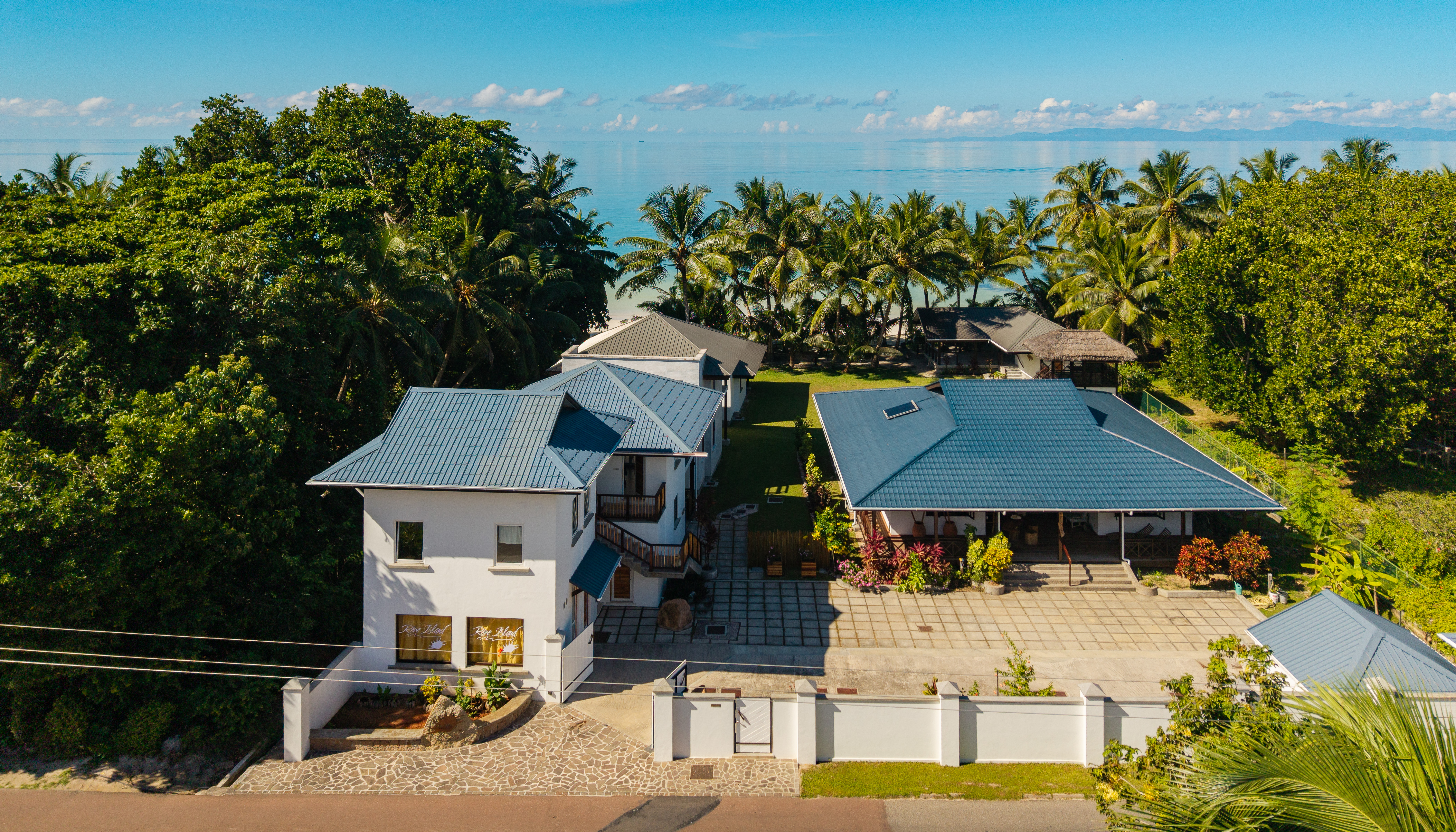Re╠éve_Island_Garden&beach--29